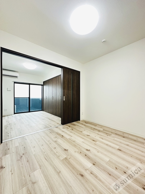 居室・リビング　内装は白を基調として建具とキッチンがグッと映えてます＾＾