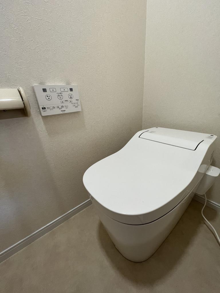 トイレ　明るいトイレ内とタンクレストイレ
