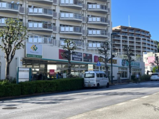 ドラックストア　Fit Care DEPOT 市ヶ尾店（ドラッグストア）まで686m
