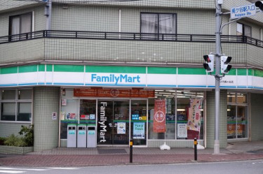 コンビニ　ファミリーマート かねひろ梶ケ谷店（コンビニ）まで93m