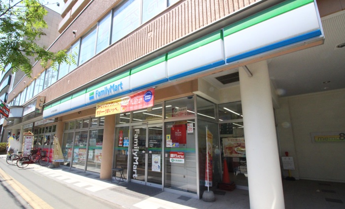コンビニ　ファミリーマート（コンビニ）まで678m