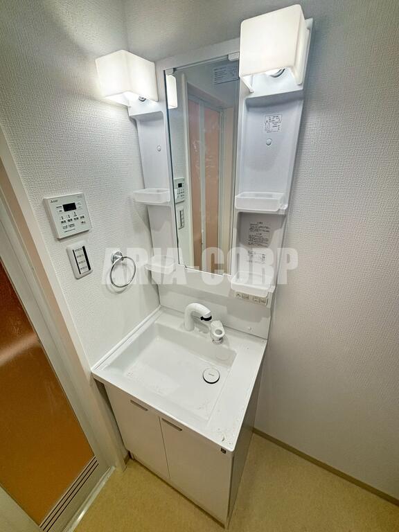洗面設備　シャンプードレッサー付きの独立洗面台！脱衣場も十分に確保◎