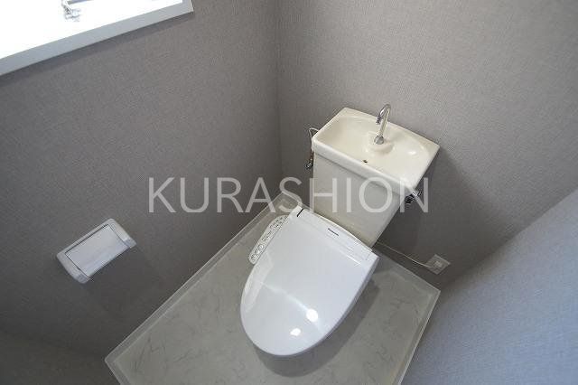 トイレ　別部屋の写真になります。