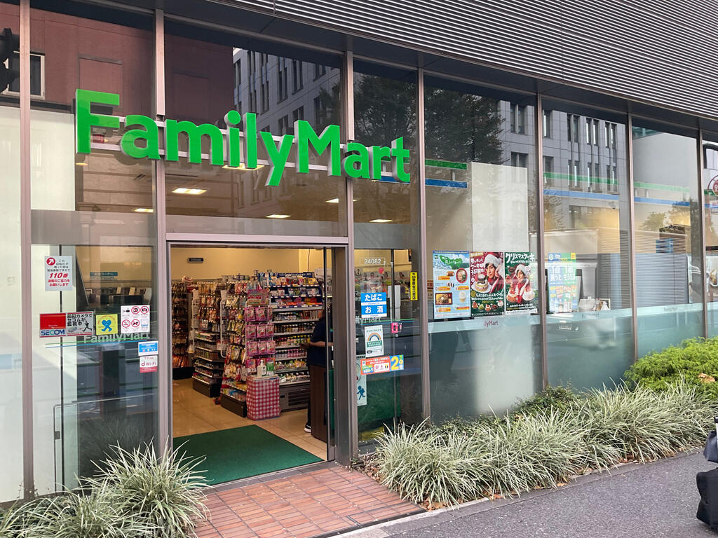 コンビニ　ファミリーマート青山外苑東通り店（コンビニ）まで144m