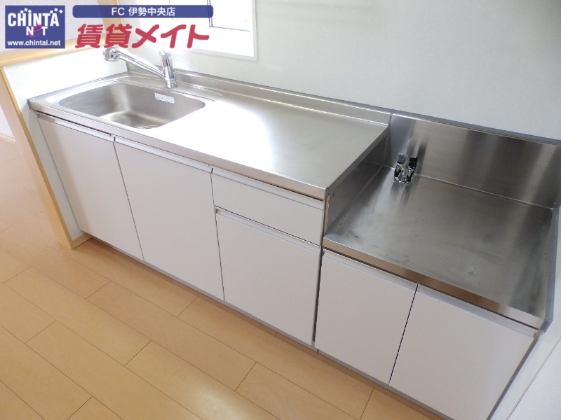 キッチン　同型反転タイプです。
