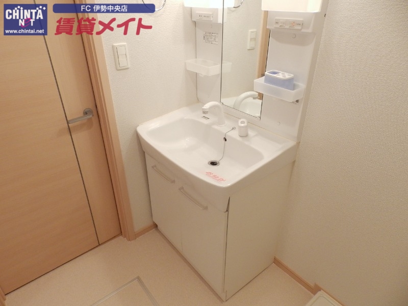 洗面設備　同型反転タイプです。