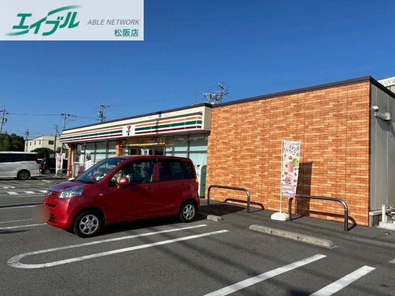 コンビニ　セブンイレブン松阪山室町北店（コンビニ）まで786m