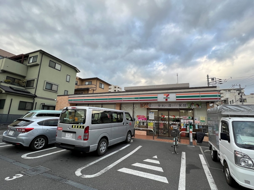 コンビニ　セブンイレブン（コンビニ）まで553m