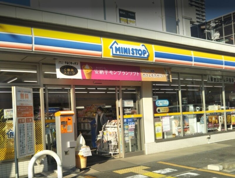 コンビニ　ミニストップ越谷駅西口店（コンビニ）まで121m
