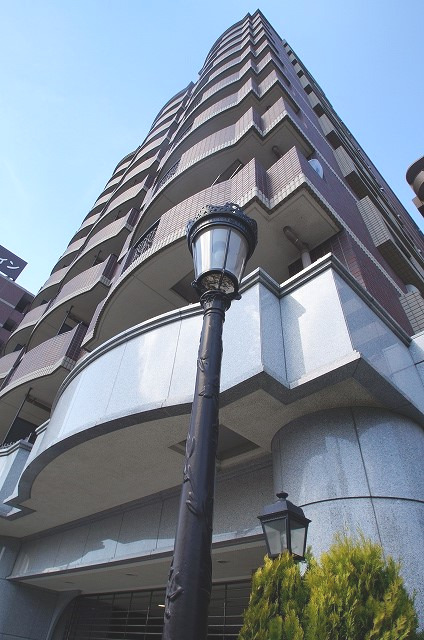 建物外観　東神奈川駅徒歩5分のマンションです。