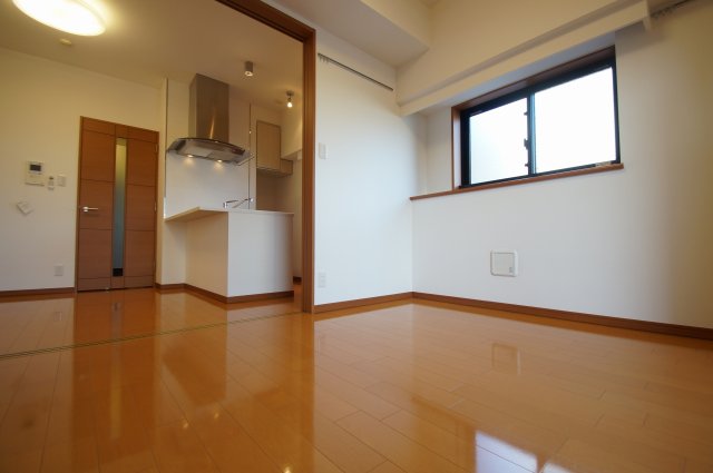 居室・リビング　落ち着いた色合いの床材を使用した居住空間