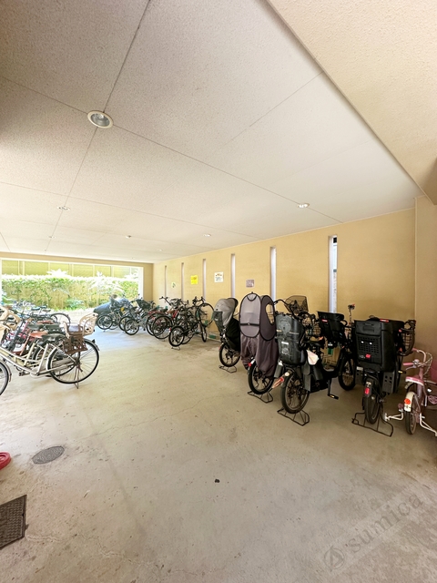 その他共有部分　屋根付き駐輪場。大事な自転車も雨でも安心♪