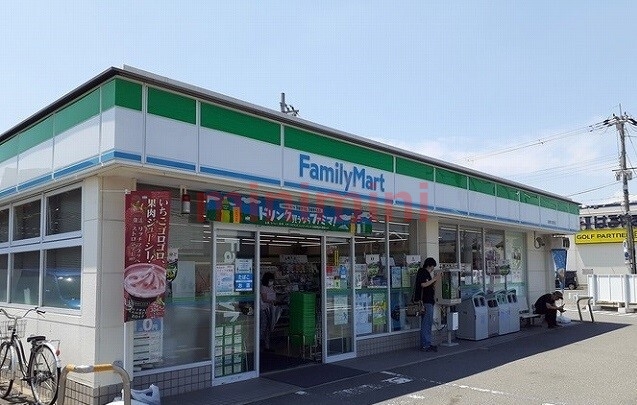 コンビニ　ファミリーマート（コンビニ）まで850m