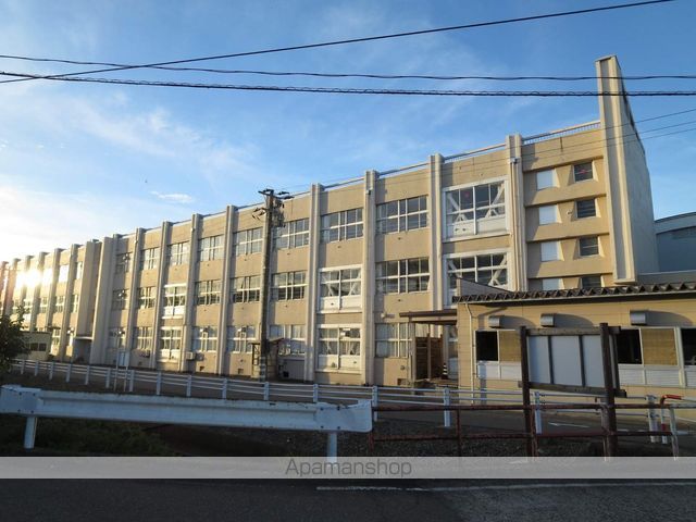 小学校　上越市小学校南本町小学校（小学校）まで495m