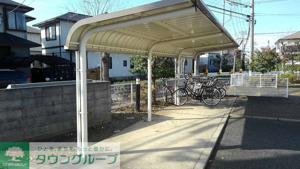 その他　屋根付き駐輪場完備