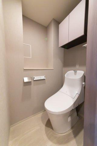 トイレ　落ち着いた色調のトイレです