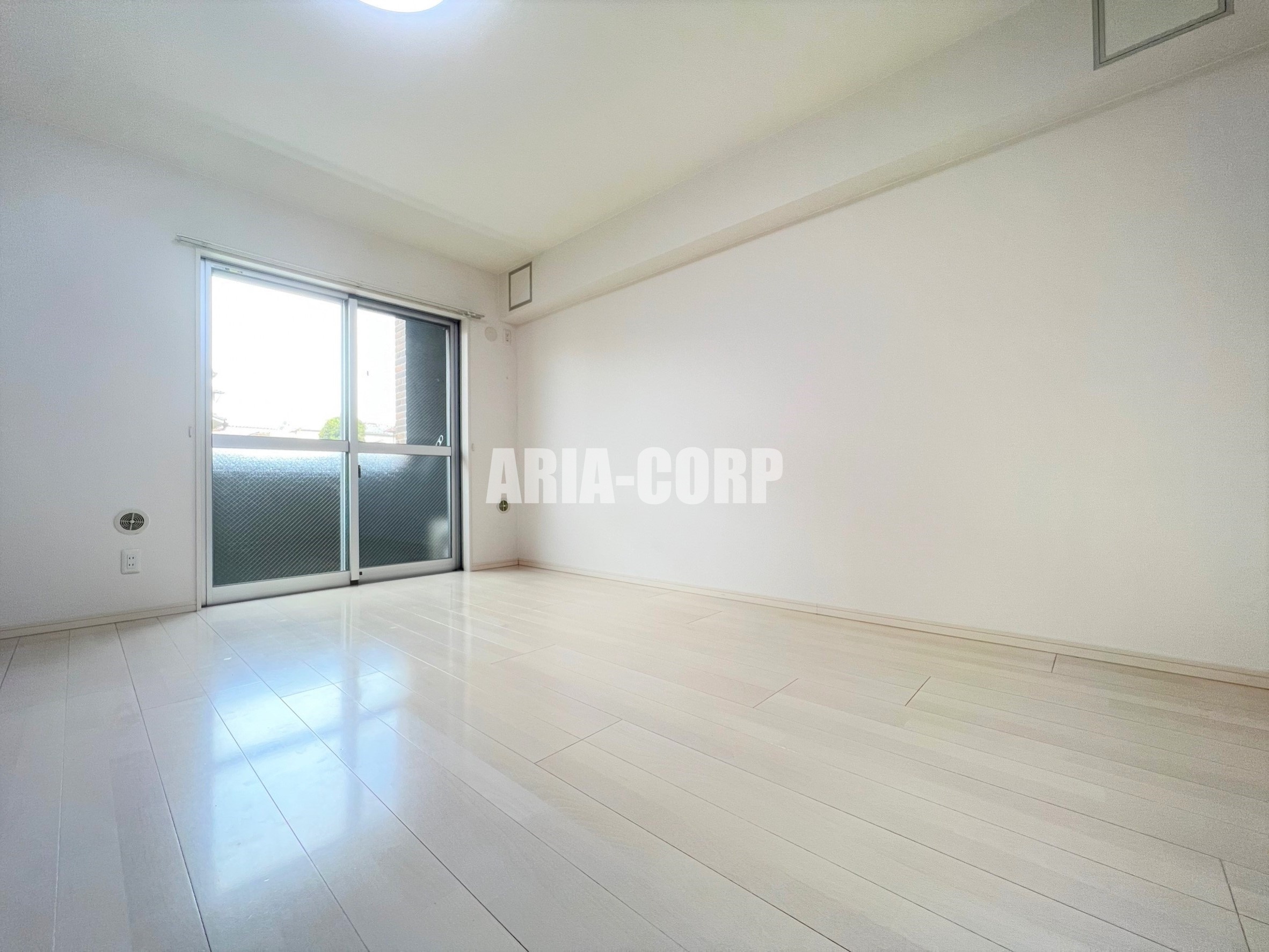 居室・リビング　リビング全体がバルコニーに面している明るいお部屋です！