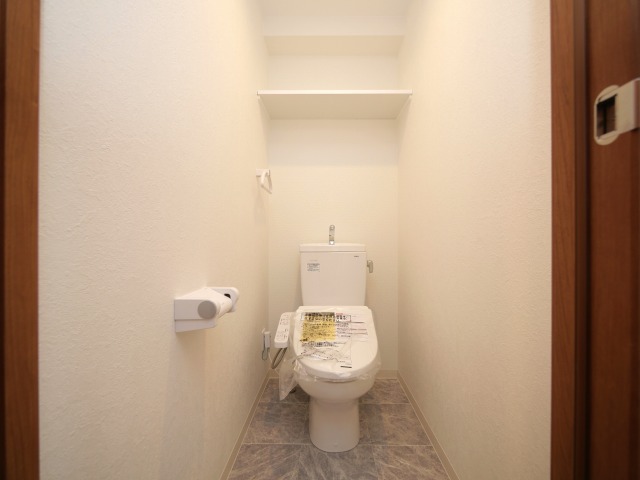 トイレ　落ち着いた色調のトイレです