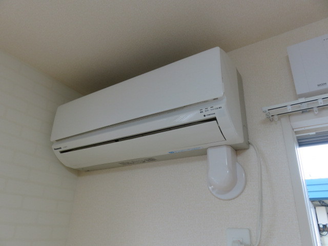 その他　エアコン付で夏・冬も快適に過ごせます。