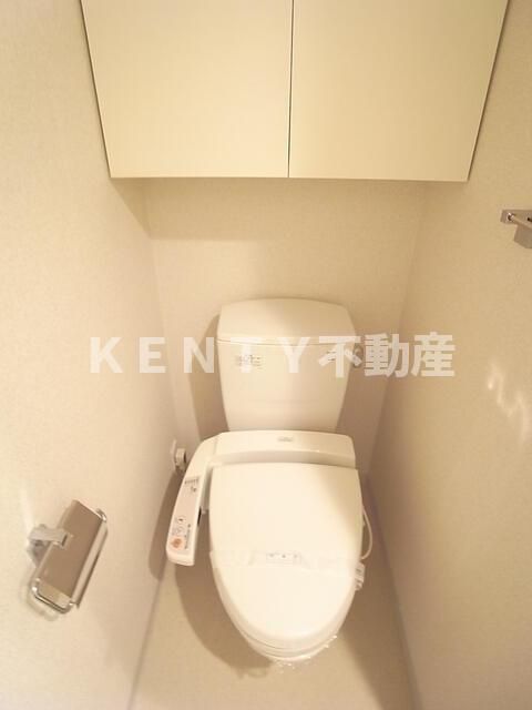 トイレ　落ち着いた色調のトイレです