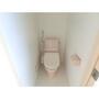 トイレ　嬉しい温水洗浄便座付きのトイレです。