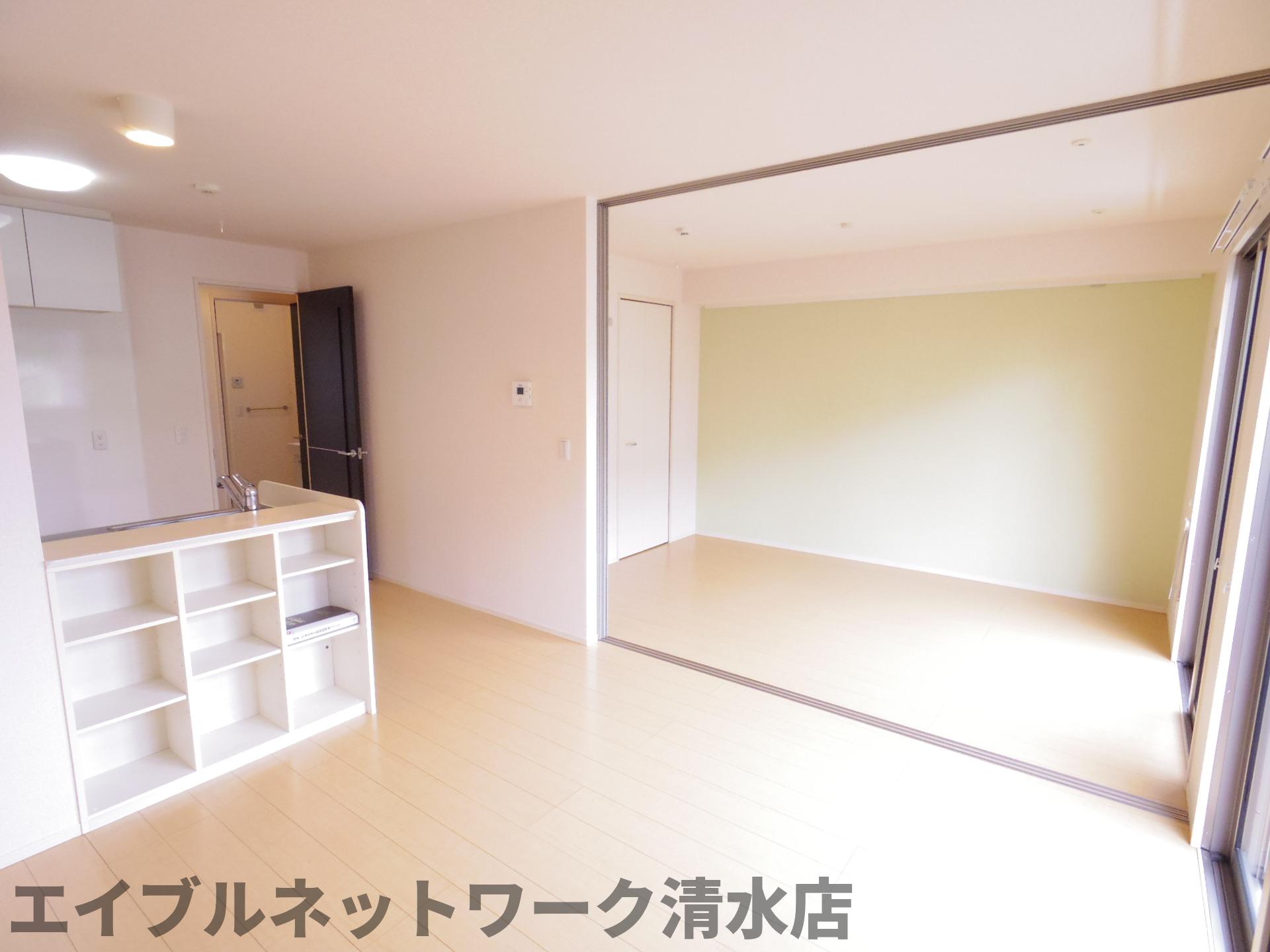 居室・リビング　こちらの居間で趣味の時間をお楽しみください