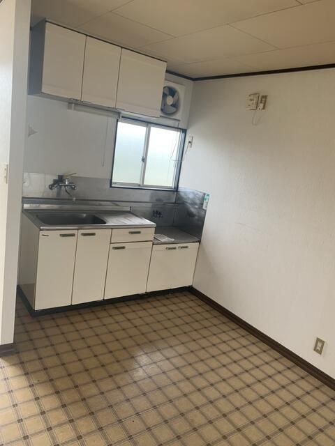 ＪＲ東海道本線 焼津駅 バス乗車時間：10分 最寄りバス停で下車 徒歩6分 2階建 築37年のキッチン写真