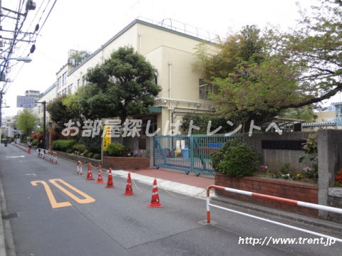 小学校　新宿区立 大久保小学校（小学校）まで210m