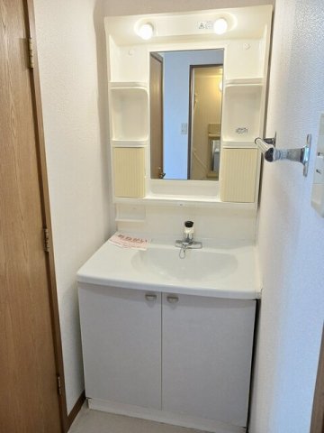 洗面設備　明るい洗面所です