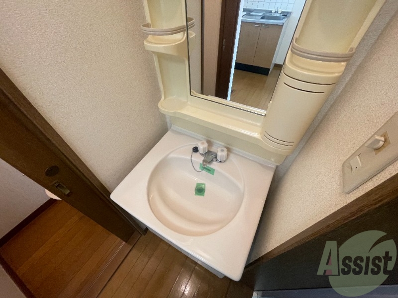 洗面設備　洗面台。朝の身支度はここでばっちり決めましょう。