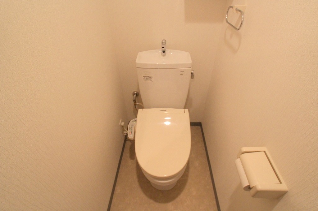 ＪＲおおさか東線 新加美駅 徒歩3分 2階建 築16年のトイレ写真