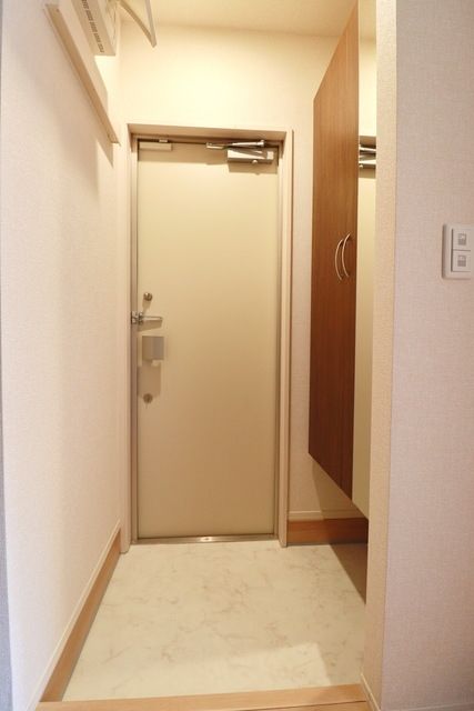 玄関　同物件別部屋写真