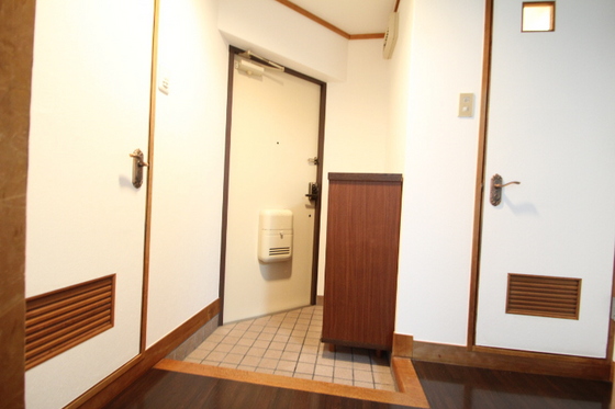 玄関　※別号室の写真です。