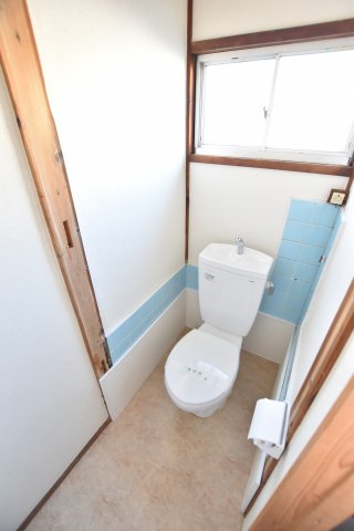 トイレ　別号室の写真です。ご参考までに
