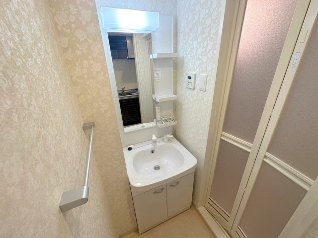 洗面設備　人気の独立洗面所にはうれしいシャンプードレッサーが付いてます
