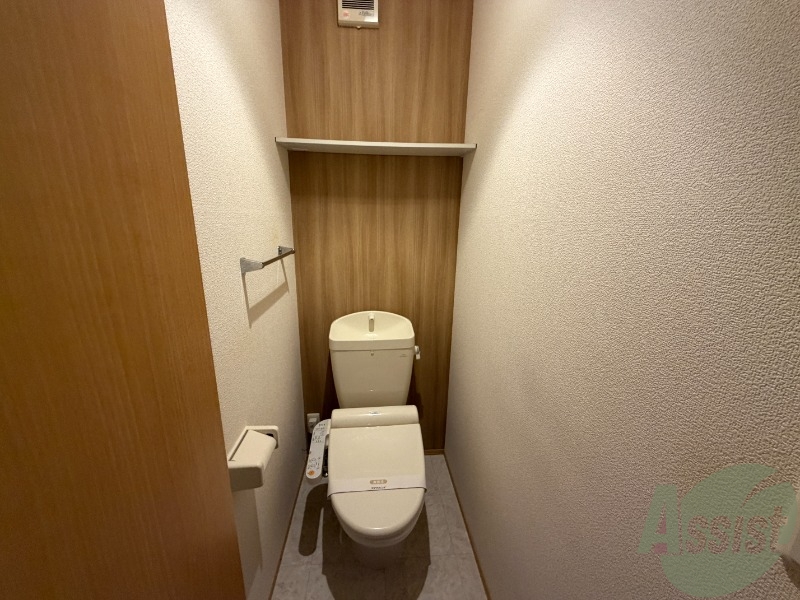 トイレ　トイレはウォシュレット機能付きです。安心して使用できますね。