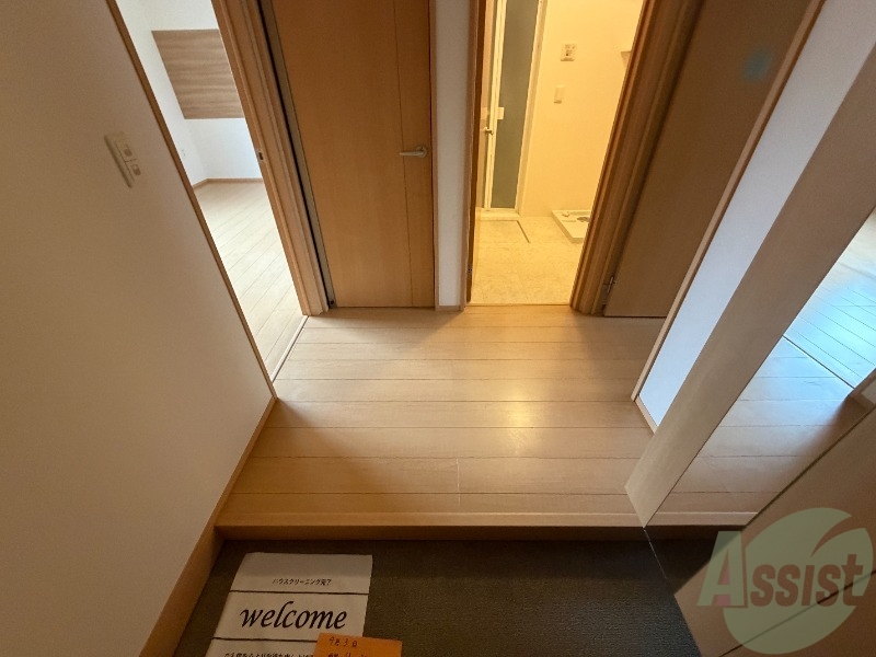 玄関　玄関からの様子です。すぐ部屋が見えないのは安心ですね。