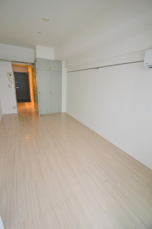 居室・リビング　きれいな室内、カラーはお部屋によりさまざまです。