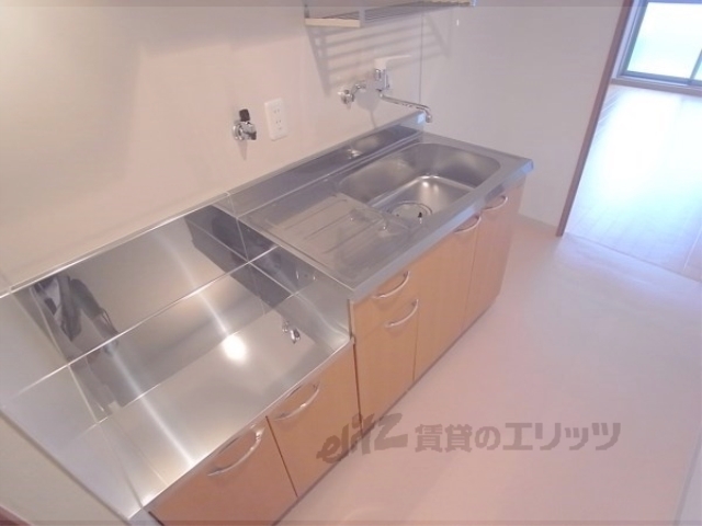 キッチン　広々キッチンでお料理楽しめます。