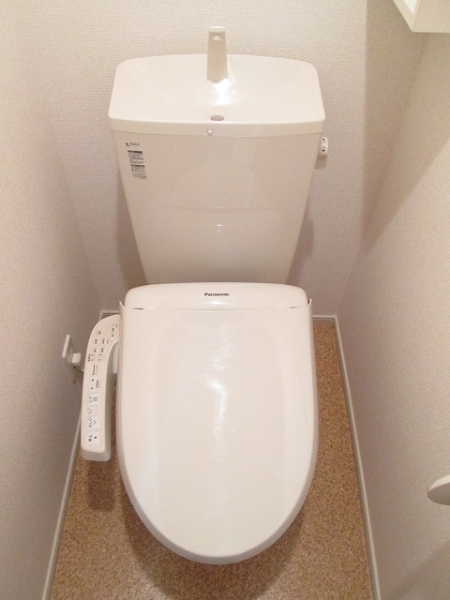 トイレ　ウォシュレット完備。暖房便座なので寒い冬でも心地よく座れます