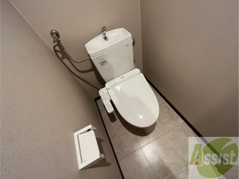 トイレ　ウォシュレット機能がついたトイレです。安心して使用できます。