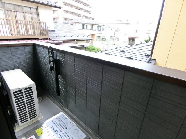 バルコニー　２階のお部屋で晴れた日には洗濯物もたくさん干せます。