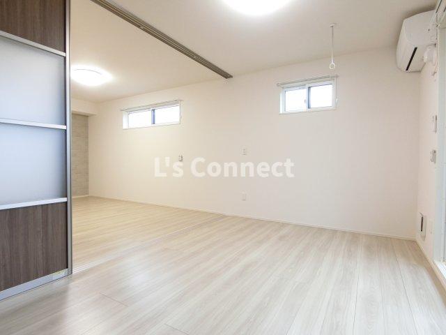 その他　角部屋で２面に窓があります。
