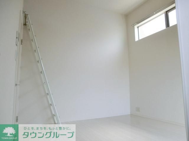 居室・リビング　白を基調とした明るい室内