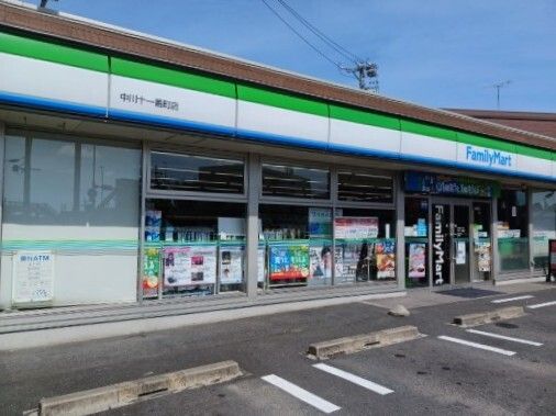 コンビニ　ファミリーマート（コンビニ）まで400m