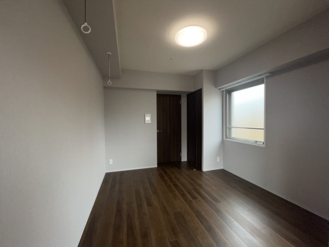居室・リビング　同マンションの別のお部屋の写真です。