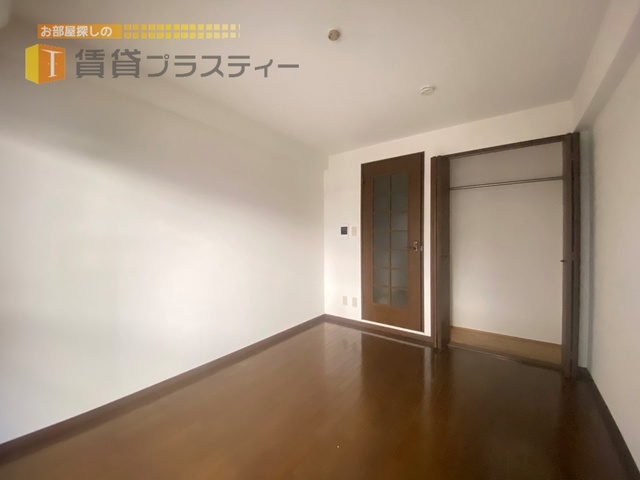 居室・リビング　一人暮らしに丁度いいサイズ感　※反転タイプ
