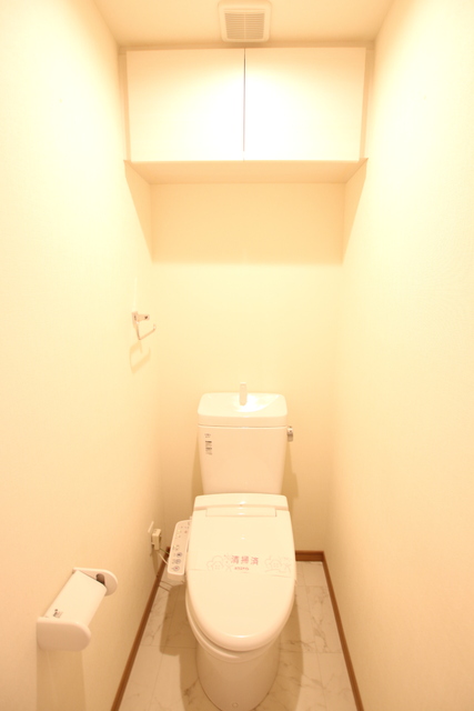 トイレ　収納棚付きのトイレです！
