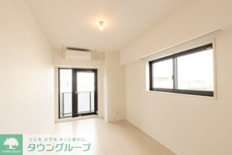 東急田園都市線 三軒茶屋駅 徒歩14分 8階建 築4年の居間写真