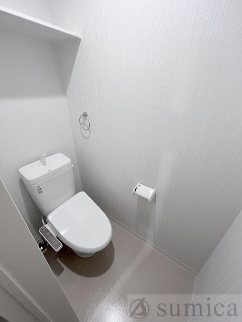 トイレ　人気アイテムの温水洗浄便座。清潔感のあるトイレです。